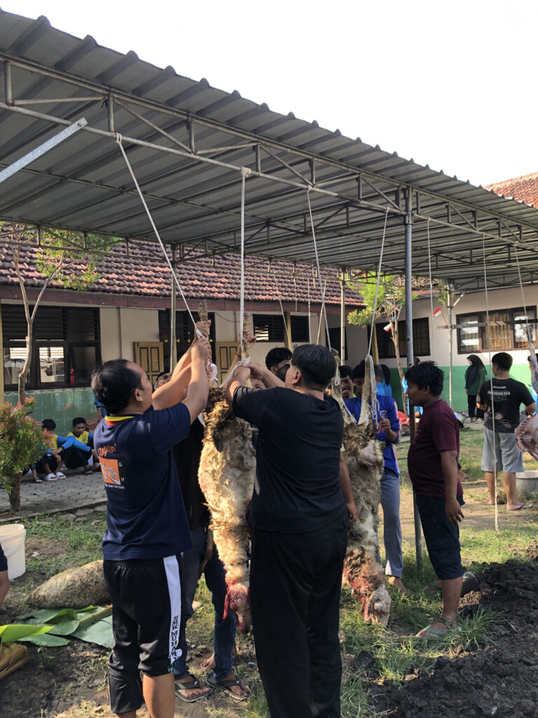 Kegiatan Idul Adha SMK Muhammadiyah 2 Nganjuk: Belajar Ikhlas, Berbagi, dan Peduli Sesama